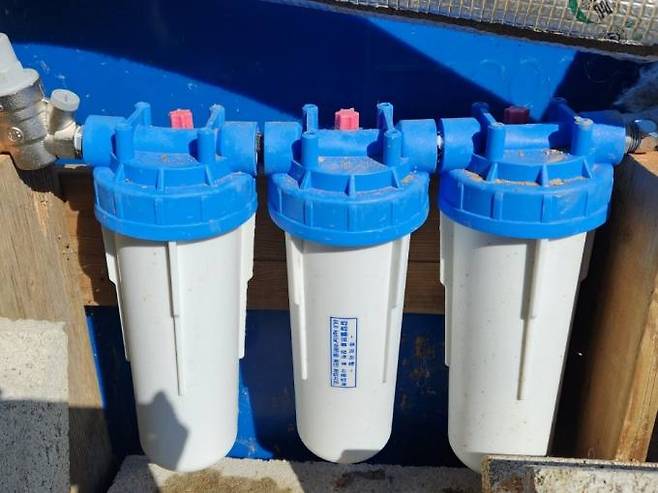 최근에 설치한 지하수 정수기. 하우징, 필터, 감압기로 구성되어 있는데 부품 구입비용으로 약 20만원 정도 들었다. 정수기 설치 후 물 맛이 좋아졌다. 사진=임송