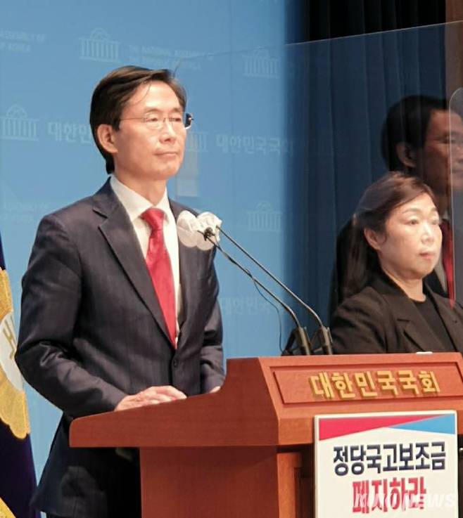 조경태 국민의힘 의원이 26일 국회 기자회견장에서 정당국고보조금 폐지 관련 기자회견을 하고 있다. &nbsp; 사진=윤상호 기자