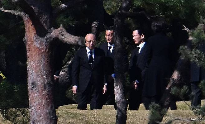 한화그룹 김승연(왼쪽) 회장과 김동관(가운데) 부회장 등이 지난 25일 경기도 수원시 가족 선영에서 치러진 고 이건희 삼성그룹 회장 2주기 추모식에 참석했다. 임세준 기자