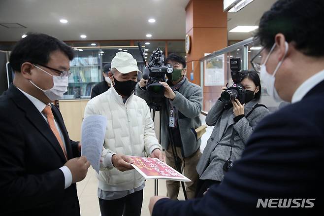 [서울=뉴시스] 김진아 기자 =  '서해 피격 공무원' 고(故) 이대준 씨 형 이래진 씨와 김기윤 변호사가 26일 오전 서울 용산 국방부 종합민원실에서 '피격됐을 당시 한자가 적힌 구명조끼를 입고 있었다'는 감사원 감사 결과와 관련해 관계자에게 중국어선과 한자가 적힌 구명조끼 대한 조사요청서를 제출하고 있다. (공동취재사진) 2022.10.26. photo@newsis.com