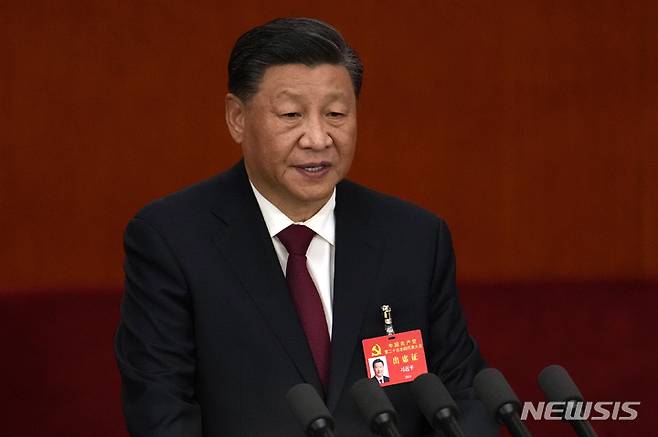 [베이징=AP/뉴시스] 시진핑 중국 국가주석이 16일 중국 베이징 인민대회당에서 열린 중국 공산당 제20차 전국대표대회 개막식에서 연설하고 있다. 시 주석은 대만 문제와 관련해 무력 사용을 포기하지 않을 것이라고 선언했다. 2022.10.16