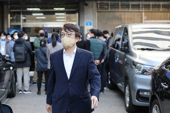더불어민주당 김의겸 대변인이 19일 검찰의 민주연구원 압수수색과 관련해 브리핑하기 위해 당직자와 검찰관계자들이 대치 중인 서울 여의도 중앙당사를 나서고 있다. 연합뉴스