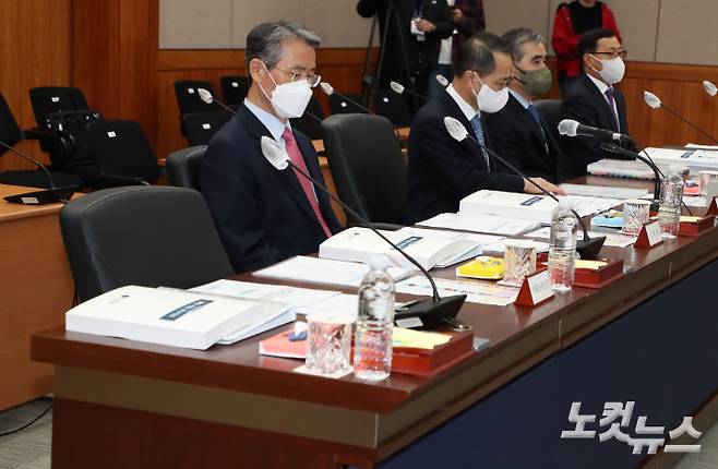 26일 서울 내곡동 국가정보원 청사에서 열린 국회 정보위원회의 국정원에 대한 국정감사에서 김규현 국정원장이 국정감사 시작을 기다리고 있다. 왼쪽부터 권춘택 1차장, 김 원장, 김수연 2차장, 백종욱 3차장. 조상준 기조실장은 국감 시작 전 일신상의 이유로 사의를 표명해 국정감사에 출석하지 않아 왼쪽 자리가 빈자리로 남아있다. 국회사진취재단
