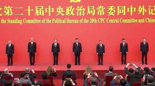 차기 7명의 상무위원은 시진핑 주석과 시 주석의 측근들로 채워졌다.