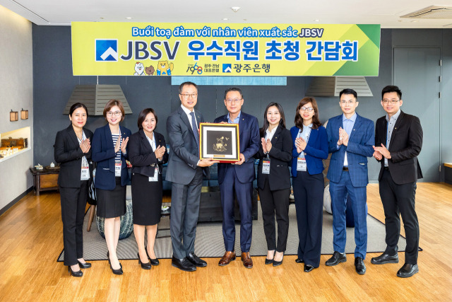 광주은행은 최근 베트남 소재 해외 자회사인 ‘JB증권 베트남'의 현지 우수직원 7명을 본점으로 초청해 격려하고, 연수를 실시했다. 사진제공=광주은행