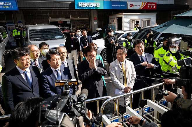 이재명 대표가 10월24일 민주당사 내 민주연구원에 대한 검찰의 압수수색이 진행중이라는 소식이 전해지자 국회에서 당사로 이동해 긴급 입장발표를 하고 있다. ⓒ시사IN 신선영