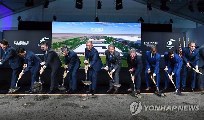 현대차그룹, 미국 전기차 전용공장 기공식 개최 (서울=연합뉴스) 정의선 현대자동차그룹 회장 등 참석자들이 25일(현지시간) 미국 조지아주 브라이언 카운티에서 열린 '현대자동차그룹 메타플랜트 아메리카' 기공식에서 첫 삽을 뜨고 있다.
    왼쪽부터 호세 무뇨즈 현대자동차 글로벌 최고운영책임자(COO·사장), 윤승규 기아 북미권역본부장, 장재훈 현대자동차 사장, 조태용 주미대사, 정의선 현대차그룹 회장, 브라이언 켐프 조지아 주지사, 버디 카터 연방 하원의원, 라파엘 워녹 연방 상원의원, 존 오소프 연방 상원의원, 돈 그레이브스 미 상무부 부장관. 2022.10.26 [현대차 제공. 재판매 및 DB 금지] photo@yna.co.kr