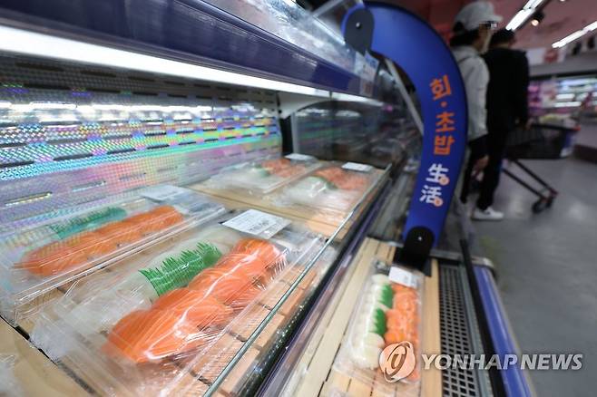 외식물가 상승에 대형마트 '가성비 초밥' 찾는다 (서울=연합뉴스) 박동주 기자 = 외식물가 상승률이 30년만에 최고치를 기록하면서 소비자들이 배달도 끊고 대형마트에서 초밥과 양장피 등 외식 메뉴를 찾고 있다.
    사진은 9일 오후 서울 한 대형마트의 초밥 판매대. 2022.10.9 pdj6635@yna.co.kr