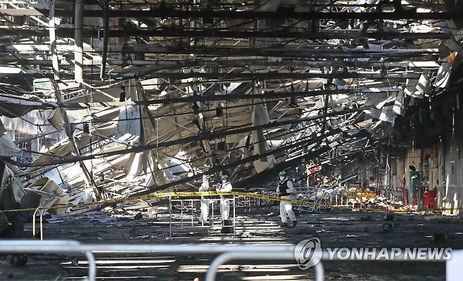 뼈대만 앙상하게 남은 매천시장 (대구=연합뉴스) 황수빈 기자 = 26일 오전 대구 북구 매천동 농수산물 도매시장 화재 현장에서 합동감식이 진행되고 있다. 2022.10.26 hsb@yna.co.kr