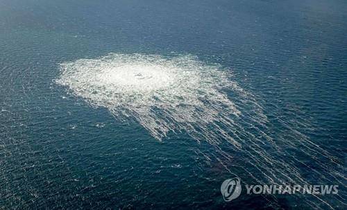 발트해 노르트스트림2서 유출되는 천연가스  (뒤오데 AFP=연합뉴스) 27일(현지시간) 북유럽 발트해의 노르트스트림 2 해저 가스관에서 가스가 유출되는 모습을 덴마크의 보른홀름섬에서 발진한 F-16 전투기가 촬영한 사진. [덴마크 방위사령부 제공. 마케팅 및 광고 금지] 2022.09.28
    jsmoon@yna.co.kr