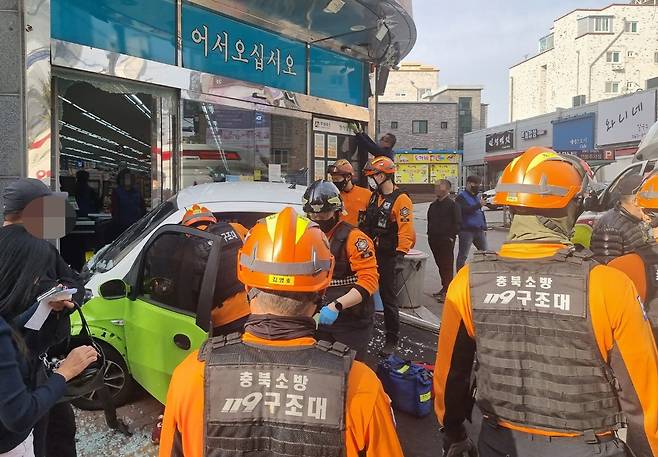 청주서 승용차와 부딪힌 초소형전기차 마트로 돌진 [독자제공]