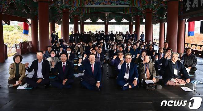 진주성 촉석루에서 '진주성 전투 순국 의병장 후손 초청 행사'가 열리고 있다(진주시 제공). 2022.10.26