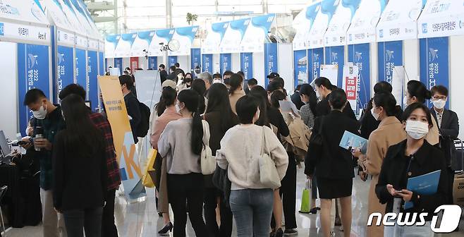 27일 오전 인천국제공항 1터미널 교통센터에서 열린 '2022 항공산업 JOB FAIR' 취업박람회에서 구직자들이 채용상담을 받기 위해 부스를 살펴보고 있다. 2022.10.27/뉴스1 ⓒ News1 임세영 기자