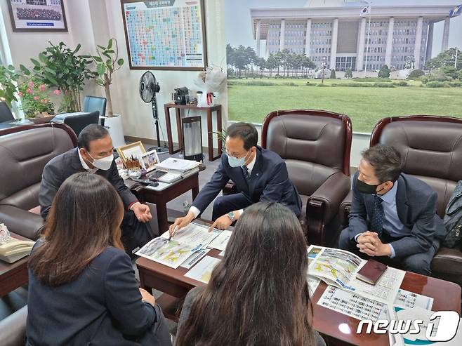 27일 조병옥 충북 음성군수가 국회를 찾아 박덕흠 의원에게 지역 현안사업 예산 반영을 건의하고 있다.(음성군 제공)2022.10.27/뉴스1