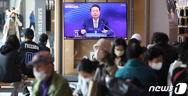 27일 서울역 대합실에서 시민들이 윤석열 대통령이 주재하는 제11차 비상경제민생회의 생중계를 TV를 통해 시청하고 있다. 이날 열린 복합위기 속 경제 활성화 방안을 논의하기 위한 제11차 비상경제민생회의는 각 방송사를 통해 80여 분간 전체 내용이 공개 됐다. 2022.10.27/뉴스1 ⓒ News1 송원영 기자