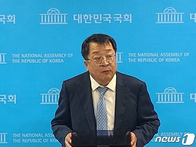 27일 이상천 전 제천시장이 국회 소통관에서 자신이 고발한 김창규 시장의 불송치 결청에 대해 경찰의 수사가 잘못됐다며 재수사를 촉구하는 기자회견을 하고 있다.