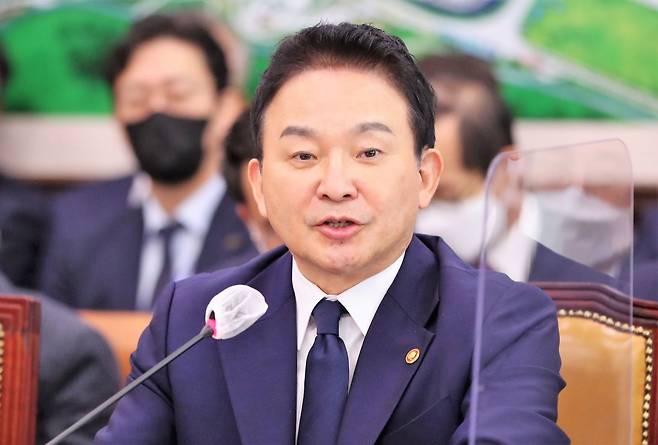 부동산 정책의 실무 책임자인 원희룡 국토교통부 장관. 지난 10월 21일 국회에서 열린 국정감사에서 국회의원들의 질문에 답하고 있다./뉴스1