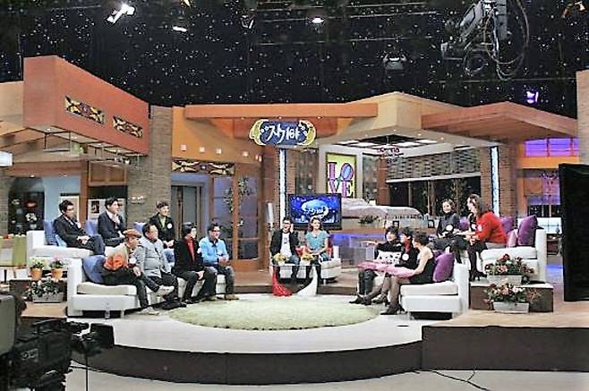 부동산 빚 투자의 후유증이 심각해져 사회 문제가 되면 TV의 일반 예능프로그램에서도 이 문제가 자주 등장한다고 전문가들은 말한다. 사진은 SBS 스타부부쇼 '자기야'./SBS