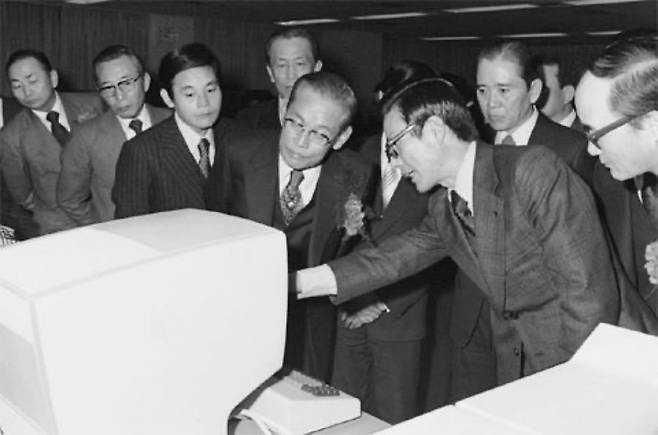 1976년 12월 7일 삼성본관 3층에 설치된 삼성그룹 종합전산실 가동식에서 이병철 회장(가운데)과 이건희 당시 이사(왼쪽에서 세 번째)가 시스템에 대한 설명을 듣고 있다. /조선DB