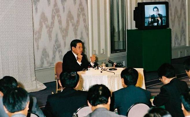 고(故) 이건희 삼성그룹 회장이 1993년 독일 프랑크푸르트 캠핀스키 호텔에서 임직원들에게 말하고 있다. /조선DB