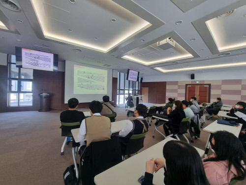 27일 한국복지대학교에서 세종 지역 특수교육대상 학생들이 대학입학전형 설명을 듣고 있다. 사진=세종시교육청 제공