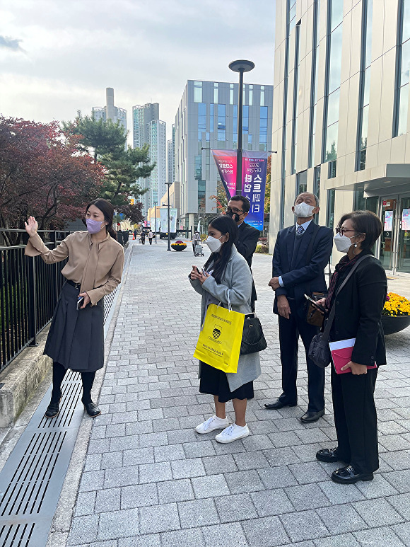 인도네시아 반둥시 대표단이 대구 스마트시티센터를 찾아 관계자로부터 설명을 듣고 있다. [사진=대구시]