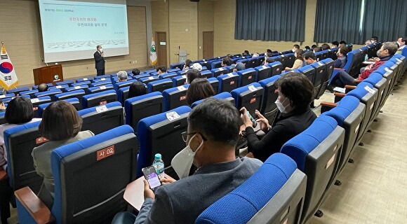 전라남도 함평읍 찾아가는 자치학교 교육에서 강연자가 강의를 하고 있다. [사진=함평군]