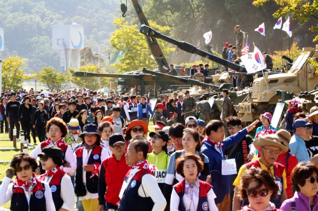 2019년 낙동강 칠곡보생태공원에서 열린 제7회 낙동강세계평화 문화대축전을 방문한 관람객들이 군 장비 전시가 열리는 호국 테마파크를 가득 채우고 있다.  칠곡군 제공