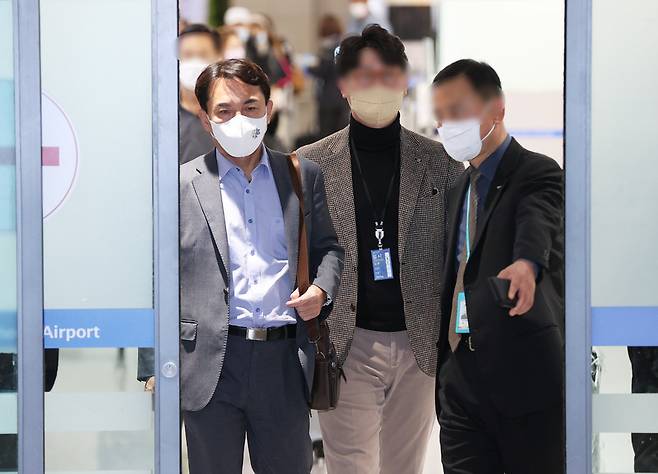 김진태 강원도지사가 27일 오후 인천국제공항 제1여객터미널을 통해 귀국하고 있다. / 사진 = 연합뉴스