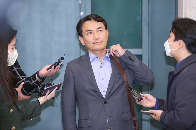 김진태 강원도지사가 27일 오후 인천국제공항 제1여객터미널을 통해 귀국한 뒤 취재진 질문을 받고 있다 / 사진 = 연합뉴스