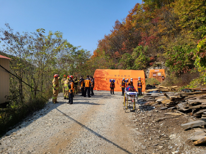 27일 오전 8시 34분께 경북 봉화군 한 아연 채굴 광산에서 붕괴사고가 발생해 소방당국이 구조작업을 펼치고 있다. [사진 제공 = 경북소방본부]