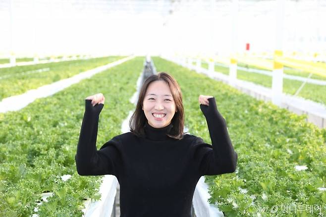 30대 청년농부 류희경 대표가 지난 18일 전북김제 스마트팜 혁신밸리내에 위치한 자신의 임대농장에서 유럽형 상추를 배경으로 화이팅을 외치고 있다. /사진=정혁수