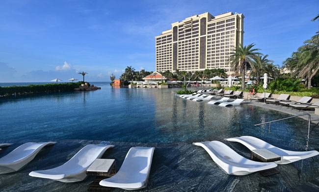 호짬을 대표하는 리조트 더 그랜드 호짬스트립의 수영장. 더 그랜드 호짬스트립은 호텔 두 개와 골프장, 카지노, 극장, 나이트클럽, 스파 등을 갖춘 복합리조트다.