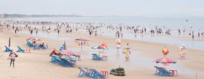 붕따우 해변에서 해수욕을 즐기는 주민들. 베트남 사람들은 햇볕에 타는 걸 극도로 싫어해서 날이 흐리거나 해가 저문 직후에 해변으로 몰려나온다.