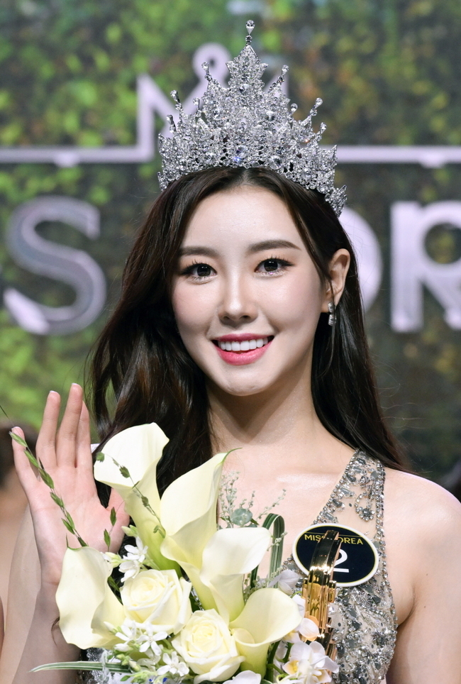 Lee Seung-hyun was elected to the  ⁇  2022 Miss Korea Selection Contest.Hosted by Global E&B, the final round of the 66th 2021 Miss Korea Selection Competition was held at Blue Square in Yongsan-gu, Seoul, on Oct. 26. The host was hosted by broadcaster Kim Tae-jin and 2019 Miss Korea Mi Shin Hye-ji and Shin Yoon-ah.This year, only 30 of the 54 candidates who won the regional preliminaries were able to climb to the finals after rigorous screening.Thirty candidates performed their first full-length album, Dream on, which was sung by the finalists and conveys their desire for dreams and powerful energy.Following the stage, which was decorated with perfect dance, a video showing the introduction of each candidate and the long journey to the finals was released, drawing applause from the audience.The finalists reenacted the musical Greek scene with a powerful dance stage, showed off their talents and talents as well as singers, and showed off all-around entertainers by digging fashion shows with wonderful walking and poses.Newcomer group Luminous and world popper singer Paul Potts celebrated the opening of the contest.Paul Potts, the first winner of the UK reality TV program  ⁇  Britains Got Talent  ⁇  in 2007, gave a touching stage at the Miss Korea contest, and the audience also liked the  ⁇  encore  ⁇ .The 23-year-old Lee Seung-hyun, who dominated the stage with star and charm, was selected as the Miss Korea 2022. Lee Seung-hyun is an economics student at Korea University.Lee Seung-hyun, who introduced herself as a trend setter, said she hopes to become a CEO of a global fashion brand as a female CEO who develops her own brand value through various activities.Lee Seung-hyun expressed his gratitude to his family and friends and said, I will accept that it means to do better in the crown.The 2022 Miss Korea line went to Yoo Si-eun (25, Seoul and Yeonsung Universitys Department of Aviation Services) and Mi to Kim Go-eun (22, Incheon and Inha Gongjeon Air Navigation Department).The slogan of the 66th 2022 Miss Korea Selection Contest is Green Healing Moment - The Most Beautiful Healing Begins. It means that we will give beautiful healing to those who enjoy the contest together.Global E & B, the organizer and organizer of the event, said that the Miss Korea contest, which boasts of its history and tradition, showed more dramatic and trendy changes this year and received more enthusiastic response than ever before. And the colorful charms of the finalists through broadcasting.