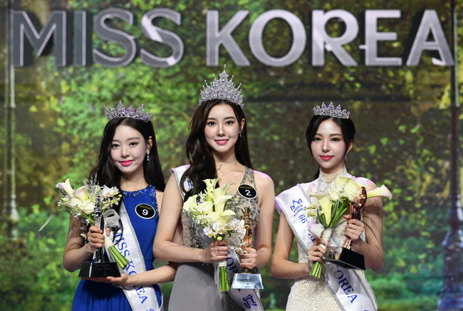 Lee Seung-hyun was elected to the  ⁇  2022 Miss Korea Selection Contest.Hosted by Global E&B, the final round of the 66th 2021 Miss Korea Selection Competition was held at Blue Square in Yongsan-gu, Seoul, on Oct. 26. The host was hosted by broadcaster Kim Tae-jin and 2019 Miss Korea Mi Shin Hye-ji and Shin Yoon-ah.This year, only 30 of the 54 candidates who won the regional preliminaries were able to climb to the finals after rigorous screening.Thirty candidates performed their first full-length album, Dream on, which was sung by the finalists and conveys their desire for dreams and powerful energy.Following the stage, which was decorated with perfect dance, a video showing the introduction of each candidate and the long journey to the finals was released, drawing applause from the audience.The finalists reenacted the musical Greek scene with a powerful dance stage, showed off their talents and talents as well as singers, and showed off all-around entertainers by digging fashion shows with wonderful walking and poses.Newcomer group Luminous and world popper singer Paul Potts celebrated the opening of the contest.Paul Potts, the first winner of the UK reality TV program  ⁇  Britains Got Talent  ⁇  in 2007, gave a touching stage at the Miss Korea contest, and the audience also liked the  ⁇  encore  ⁇ .The 23-year-old Lee Seung-hyun, who dominated the stage with star and charm, was selected as the Miss Korea 2022. Lee Seung-hyun is an economics student at Korea University.Lee Seung-hyun, who introduced herself as a trend setter, said she hopes to become a CEO of a global fashion brand as a female CEO who develops her own brand value through various activities.Lee Seung-hyun expressed his gratitude to his family and friends and said, I will accept that it means to do better in the crown.The 2022 Miss Korea line went to Yoo Si-eun (25, Seoul and Yeonsung Universitys Department of Aviation Services) and Mi to Kim Go-eun (22, Incheon and Inha Gongjeon Air Navigation Department).The slogan of the 66th 2022 Miss Korea Selection Contest is Green Healing Moment - The Most Beautiful Healing Begins. It means that we will give beautiful healing to those who enjoy the contest together.Global E & B, the organizer and organizer of the event, said that the Miss Korea contest, which boasts of its history and tradition, showed more dramatic and trendy changes this year and received more enthusiastic response than ever before. And the colorful charms of the finalists through broadcasting.