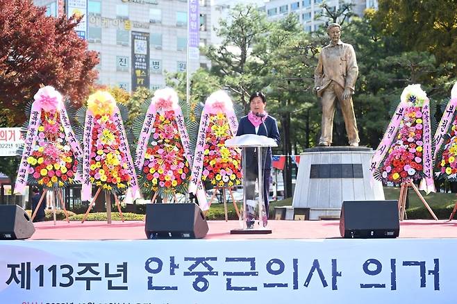 [부천=뉴시스] 조용익 시장이 안중근 의사 의거 제113주년 기념식에서 기념사를 하고 있다. (사진=부천시 제공) *재판매 및 DB 금지