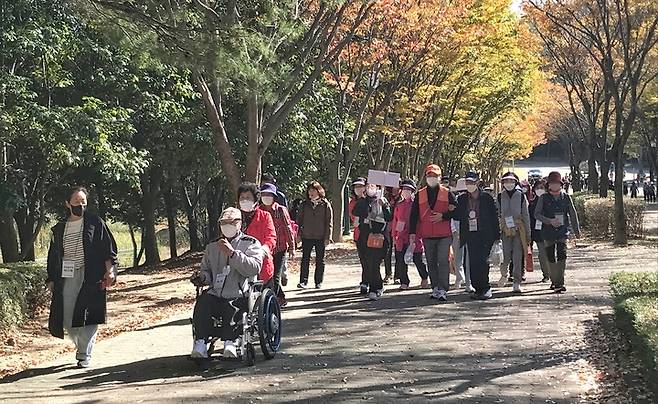 [울산=뉴시스]27일 SK이노베이션 울산콤플렉스가 울산대공원에서 'SK와 함께하는 행복어울림 걷기대회'를 개최한 가운데 지역 장애인들이 산책을 하며 깊어가는 가을 정취를 느끼고 있다. (사진=SK이노베이션 울산콤플렉스 제공) 2022.10.27. photo@newsis.com *재판매 및 DB 금지