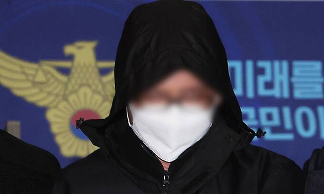 아내와 두 아들을 살해한 혐의로 긴급 체포된 A씨가 26일 오후 경기도 광명경찰서에서 유치장으로 압송되고 있다. 연합뉴스