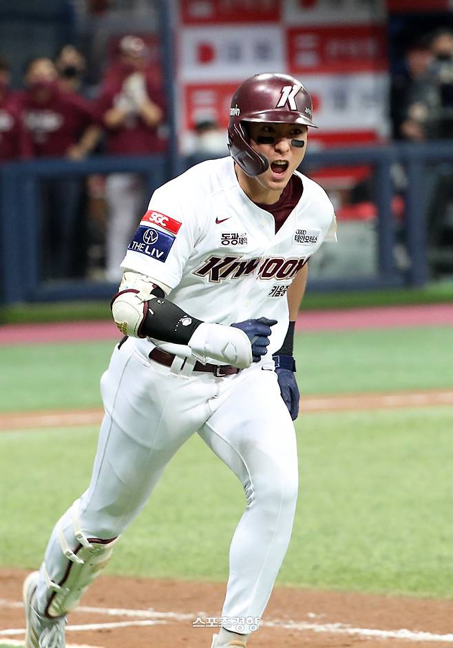 키움 이정후가 27일 고척스카이돔에서 열린 LG와 플레이오프 3차전에서 7회말 솔로홈런으로 연속 타자 홈런을 때려 6-4로 쐐기를 박은 뒤 방망이를 집어던지고 달려나가며 환호하고 있다. 정지윤 선임기자