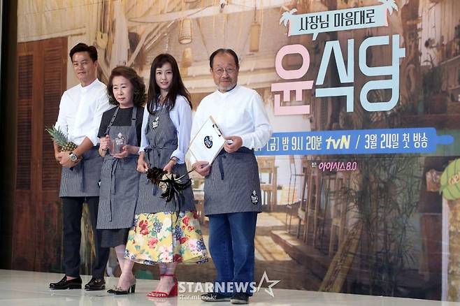 배우 이서진과 윤여정, 정유미, 신구가 2017년 3월 20일 오후 서울 영등포구 타임스퀘어 아모리스홀에서 열린 tvN '윤식당' 제작발표회에 참석해 포즈를 취하고 있다.  /사진=임성균 기자 tjdrbs23@