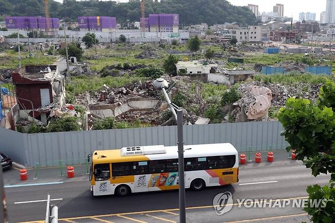 학동참사 그후 1년 (광주=연합뉴스) 정회성 기자 = '학동참사' 1주기를 맞은 9일 오후 광주 동구 학동4구역 재개발 사업지 사고 현장 앞으로 참사 당시 희생자들이 탑승했던 운림 54번 시내버스가 지나가고 있다. 1년 전 이곳에서는 상가 건물이 무너지면서 시내버스가 잔해에 깔려 승객 9명이 숨지고 운전기사와 다른 승객 등 8명이 다치는 사고가 발생했다. 2022.6.9 hs@yna.co.kr