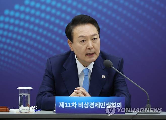 발언하는 윤석열 대통령 (서울=연합뉴스) 서명곤 기자 = 윤석열 대통령이 27일 오후 서울 용산 대통령실 청사에서 열린 제11차 비상경제민생회의에서 발언을 하고 있다. 2022.10.27 seephoto@yna.co.kr