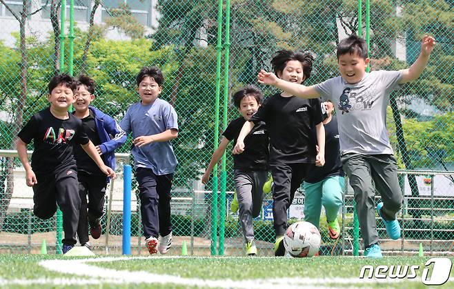 2일 대전 둔산초등학교에서 학생들이 마스크를 벗고 축구를 하고 있다. 2022.5.2/뉴스1 ⓒ News1 김기태 기자