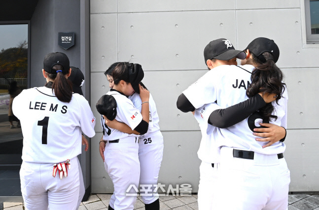 경기 후 아쉽고 속상한 마음에 서로를 끌어안고 울먹이는 ‘당진 주니어’ 선수들.