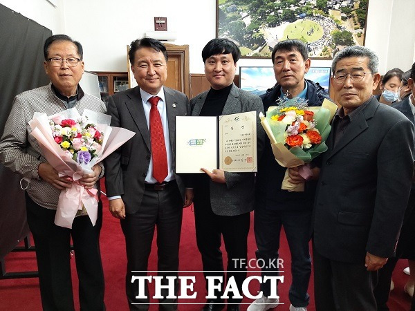 지역공동체 우수사례경연대회 시상 모습. 왼쪽부터 이종두 청성면민협의회장,김영환 도지사, 청성교육공동체 연군흠 대표, 서성구 청성면민협의회장, 이주찬 청성면민협의회 사무국장. /옥천군.