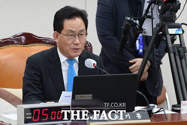 참고인으로 출석한 신경철 부산대 명예교수에게 질의하는 유기홍 국회 교육위원장.