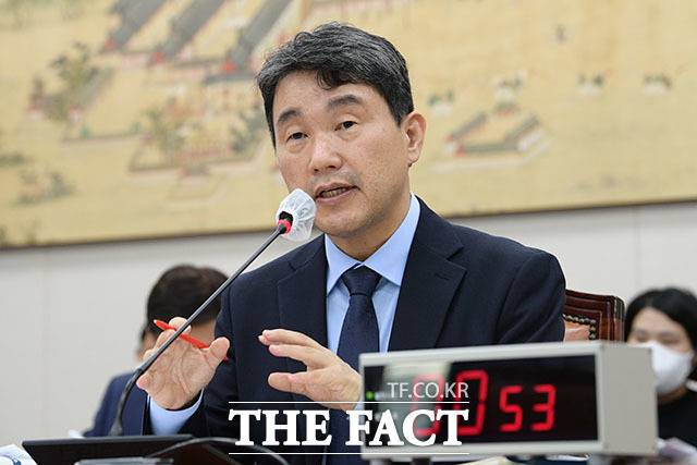 답변하는 이주호 후보자.