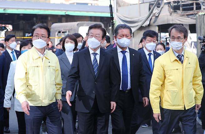 28일 오전 더불어민주당 이재명 대표가 대구 북구 매천동 농수산물 도매시장 화재 현장을 방문하고 있다. /연합뉴스