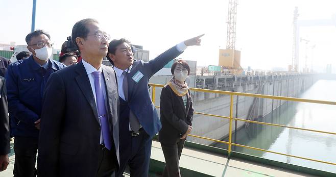 한덕수 국무총리가 28일 전북 군산시 현대중공업 군산조선소에서 열린 재가동 선포식을 마치고 현장을 시찰하고 있다. /뉴스1